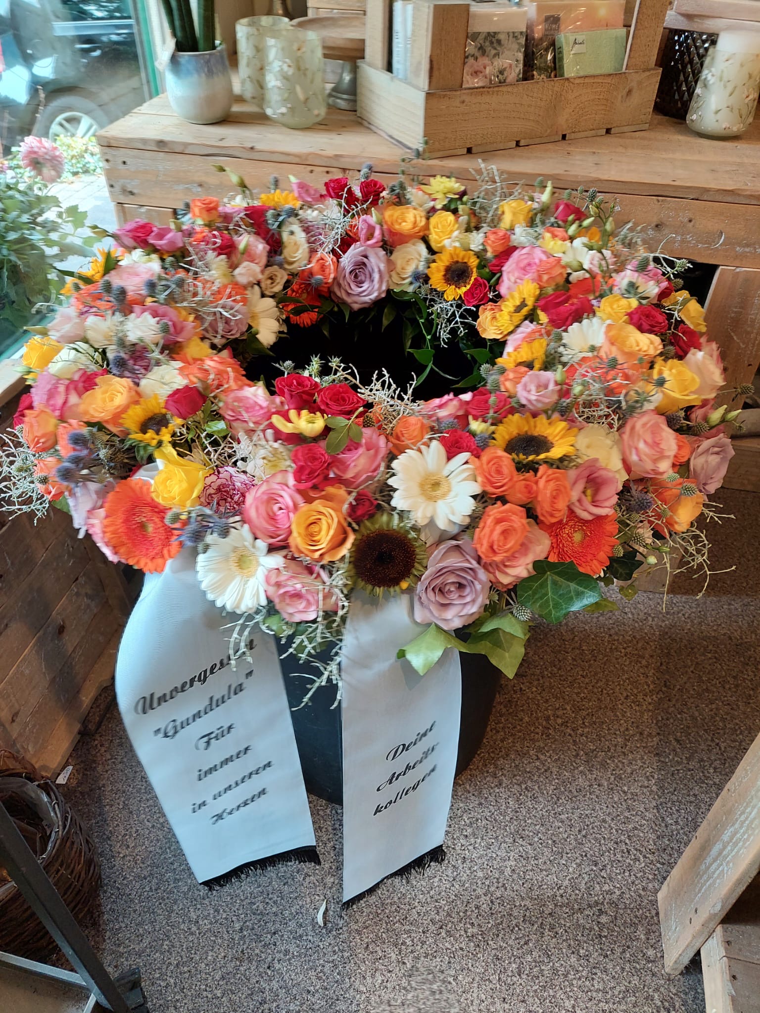 Buntes Blumengesteck – handgefertigt im Blumenpavillon